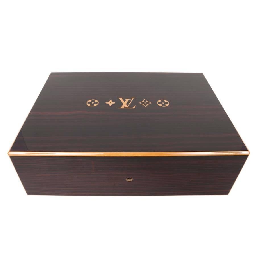 Elegant Louis Vuitton cigar case in mahogany finishing ebony wood. Capacity : 150
Ideal for a gift.

It is made of mahogany with ebony finish and a monogram: clover, LV, clover  in pear wood.

Material: mahogany with Macassar ebony veneer and pear