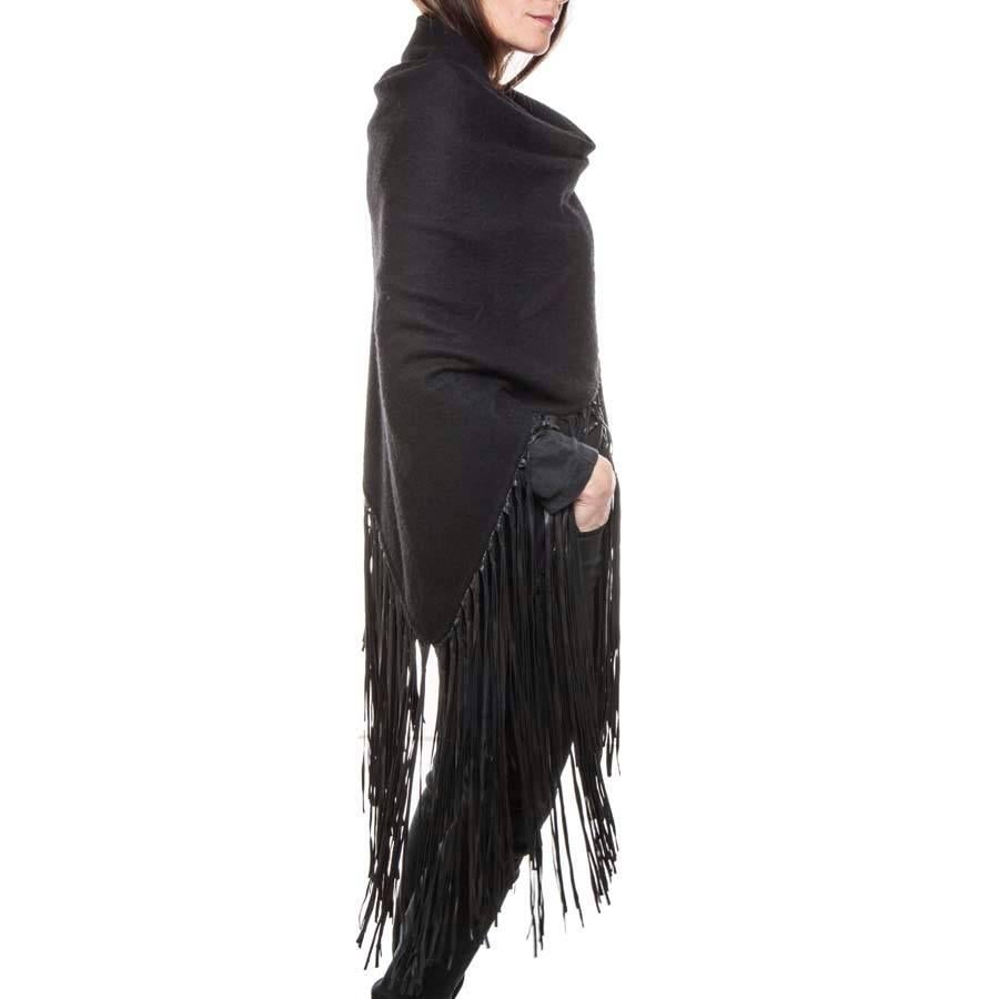 Rare Hermes Fringed Shawl in black Cashmere, Wool and Lamb In Good Condition In Paris, FR