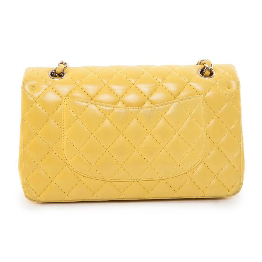 Chanel Timeless Classic Double Double Flap Shoulder Bag in yellow lamb leather. Palladium silver hardware. Double flap. Hologram: 1326 ... no authenticity Card available.

2010 Collection.

In good condition. Slight wear of the corners, on the