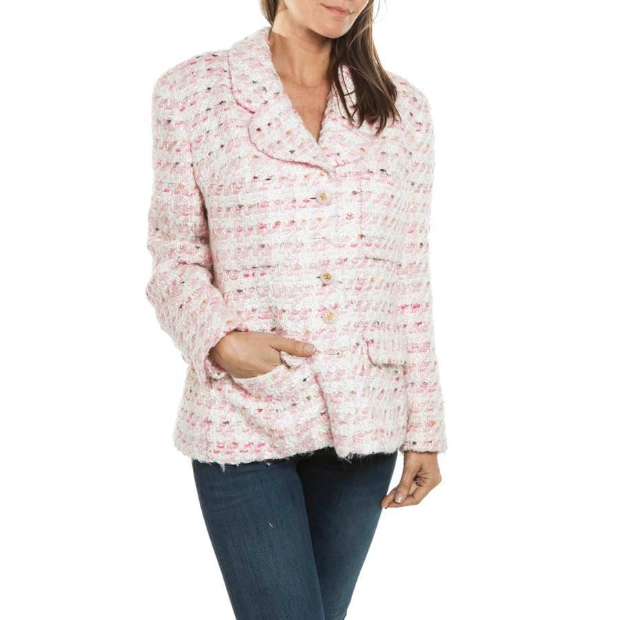 Pretty Chanel jacket in pink, white, black and beige tweed. It is in good condition. Size 42(impossible to read size and material on the tag : see picture). Slight traces under the armpits (pictures posted).

One button: miss the double C (ask