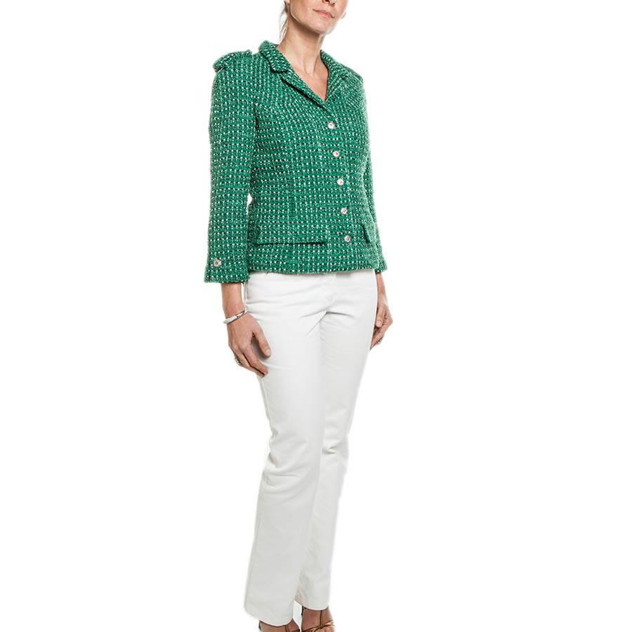 Superb CHANEL set in green tweed and white jeans 36FR

The jacket is in green and white cotton tweed, it closes at the front using 5 buttons in silvered and enameled metal. The lining is in green silk monogram.

The pants are in white denim jeans