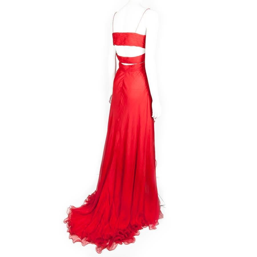 Evening dress, Valentino in red silk (the fetish color of Mr Valentino) with lining in the same material.
It is equivalent to a size 36 Fr (no tag).
Small snag: see picture n°3. In good condition.
Dimensions flat: chest: 42 cm, size 32 cm,
Under the
