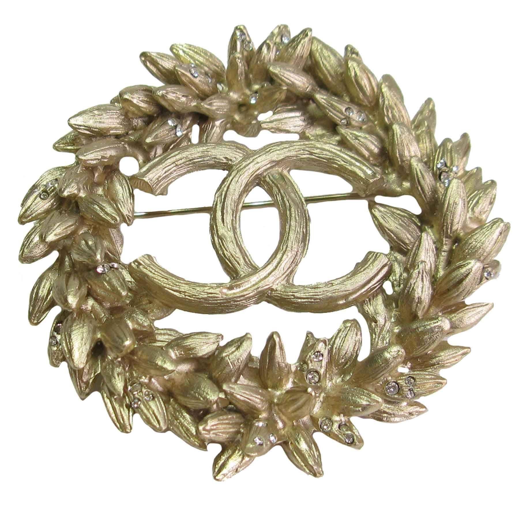 Magnificent brooch Chanel, ear of wheat, in gilt métal, color : matte gold, with small rhinestones all around. A beautiful CC is in the center.

Hologram of the brand on the back of the CC. Never worn.

Dimensions: 7 cm diameter

Delivered in a