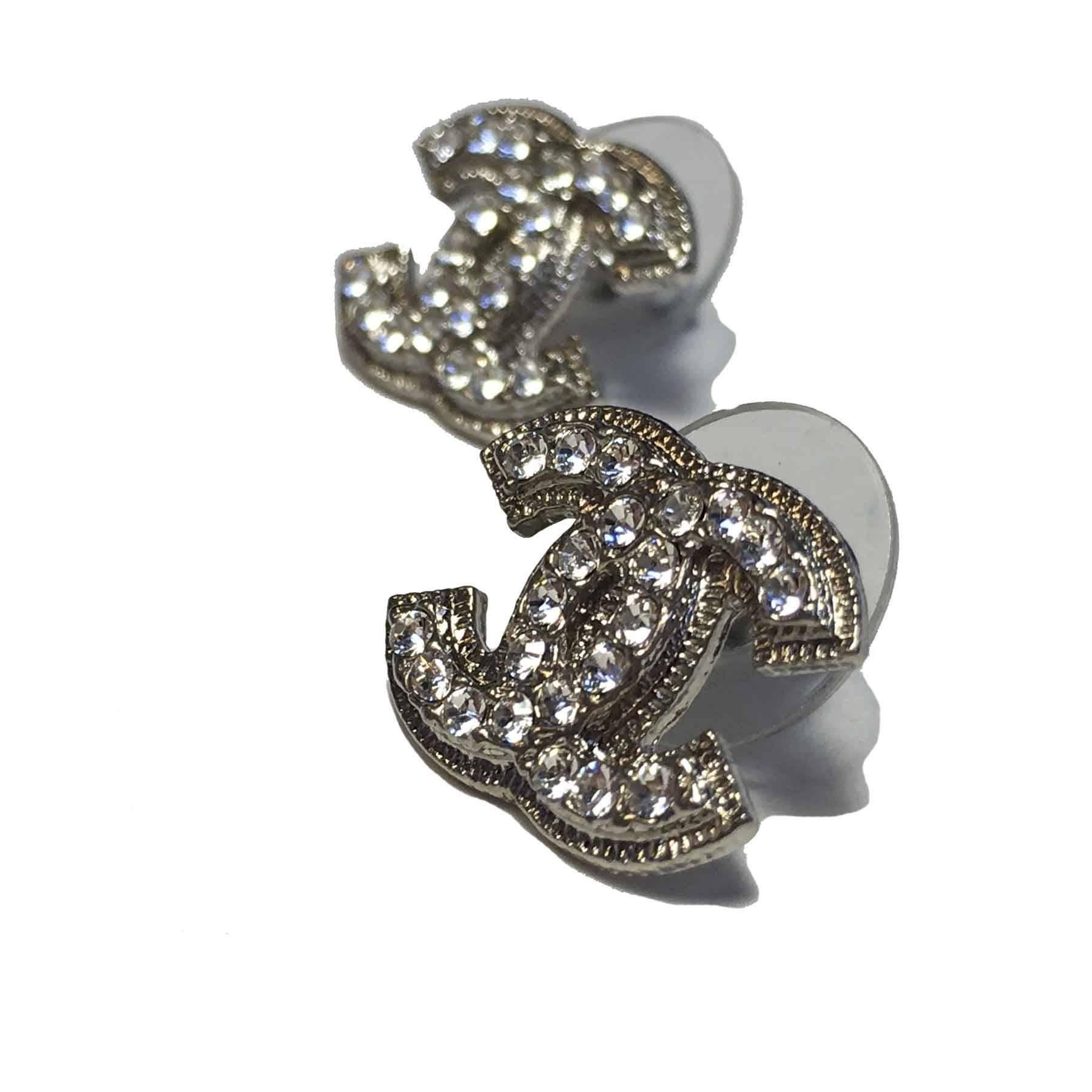 Unmissable Chanel CC silver Tone studs set with rhinestones earrings.

Never worn.

Collection : Autumn 2014

Dimensions: 1,8x1,3 cm

Delivered in a dust bag Valois Vintage Paris