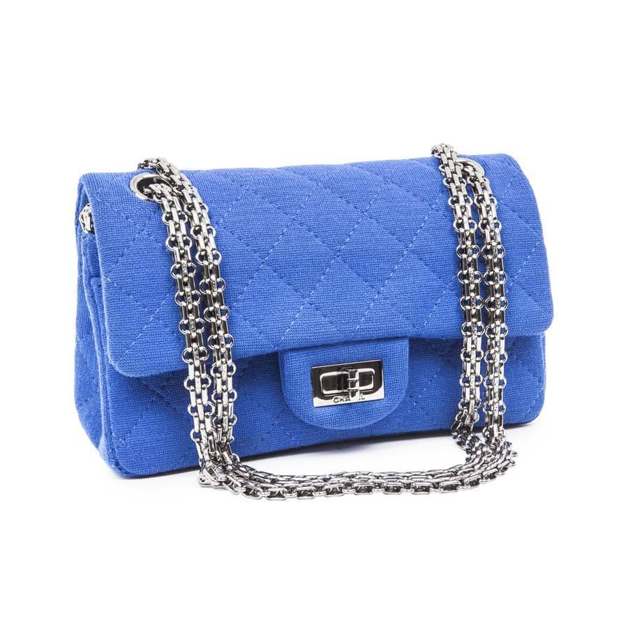 Mini Chanel 2.55 double flap electric blue jersey shoulder bag. The jewelery is made of silver-plated ruthenium.

Worn on the shoulder or crossover. Hologram: 1760 ... no authenticity card. 
New condition.
2012-2013 Collection

Height: 12 cm,