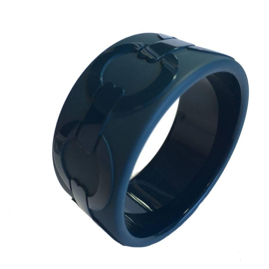 HERMES bracelet in lacquered wood, blue color, varnished pattern all round. 
In perfect condition.

Size M

Dimensions: inside diameter: 7 cm - width: 3,5 cm
Delivered in a pochon Valois Vintage Paris