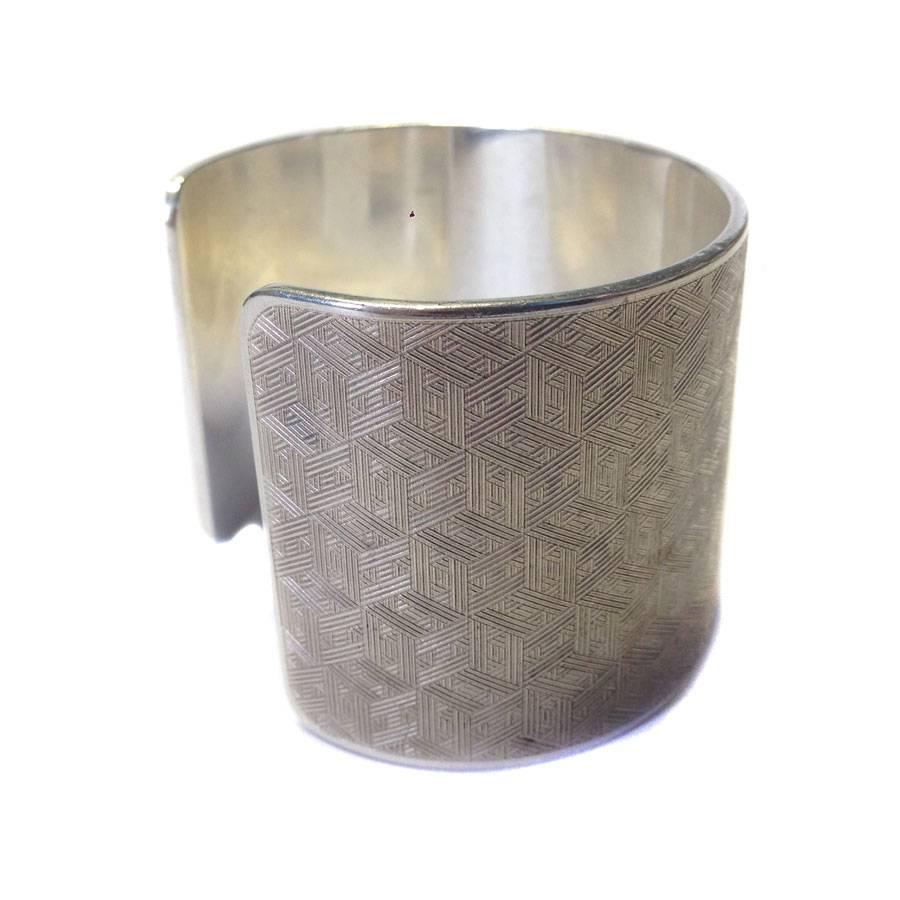 Hermes cuff in sterling silver, engraved with H leaning. 
Signed HERMÈS Ag 925. No wear mark on the outside, slightly patinated on the inside.

Rare and refined jewelery
Wrist : 18 cm, edge to edge : 15 cm, height : 4 cm, thickness : 0,15