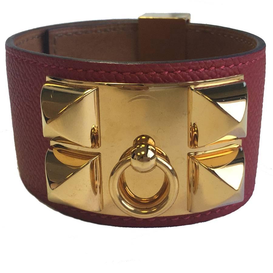 Hermès Collier De Chien Bracelet in Red Epsom Calfskin Gold Plated Hardware.
Size L. Gentle signs of use on the jewelry.

Condition : Very Good

Dimensions: width 4 cm, length 23 cm, first hole 18 cm, middle 20 cm, last hole 20,5 cm

Delivered in a