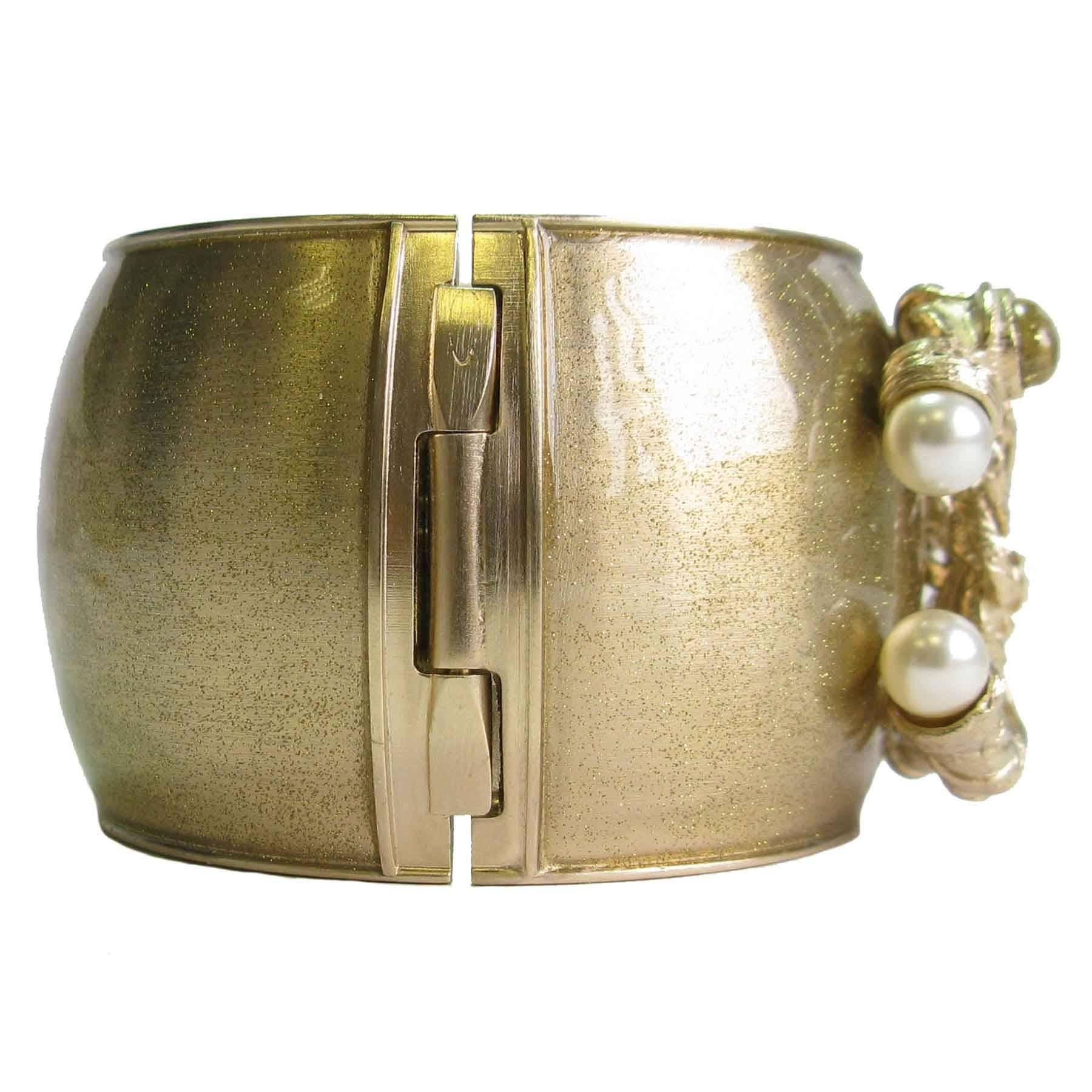 Chanel Gilt Metal, CC Set with Glass Pearls and Glittery Gold Resin Cuff In New Condition In Paris, FR