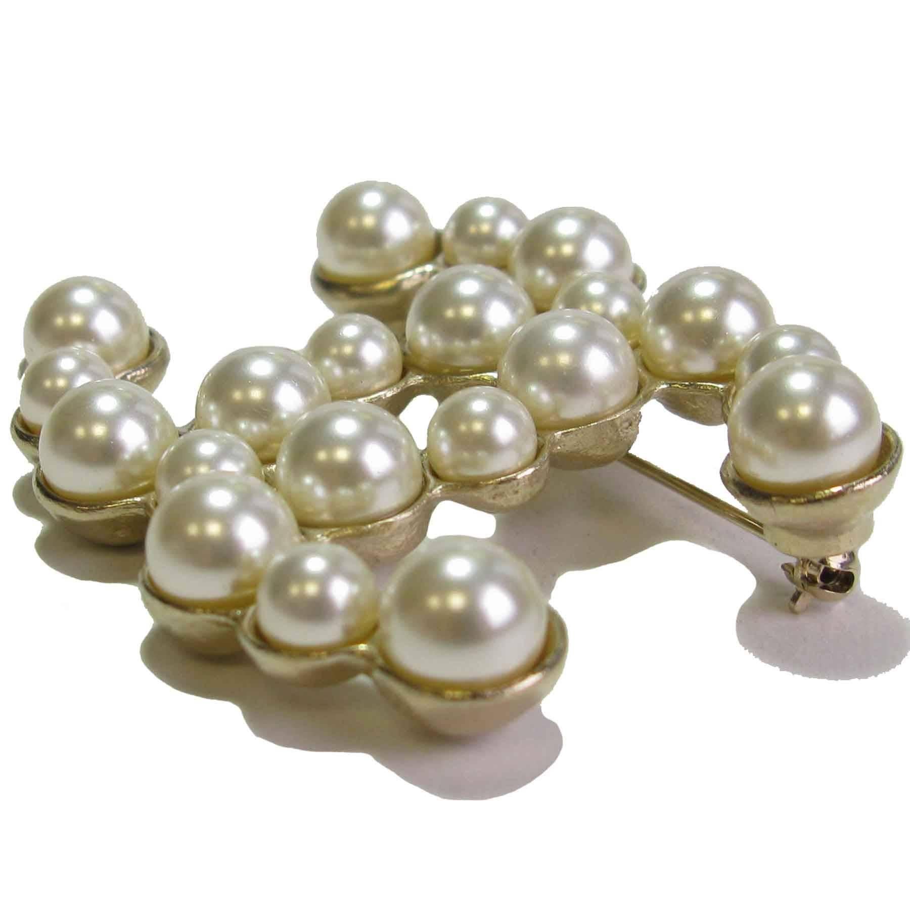 Very beautiful Chanel brooch, double C in gilt metal set with glass pearls

Never worn. Hologram of the brand on the back of the spindle. 

Collection 2014.

Dimensions: 5,5x4,5 cm

Delivered in a dustbag Valois Vintage Paris