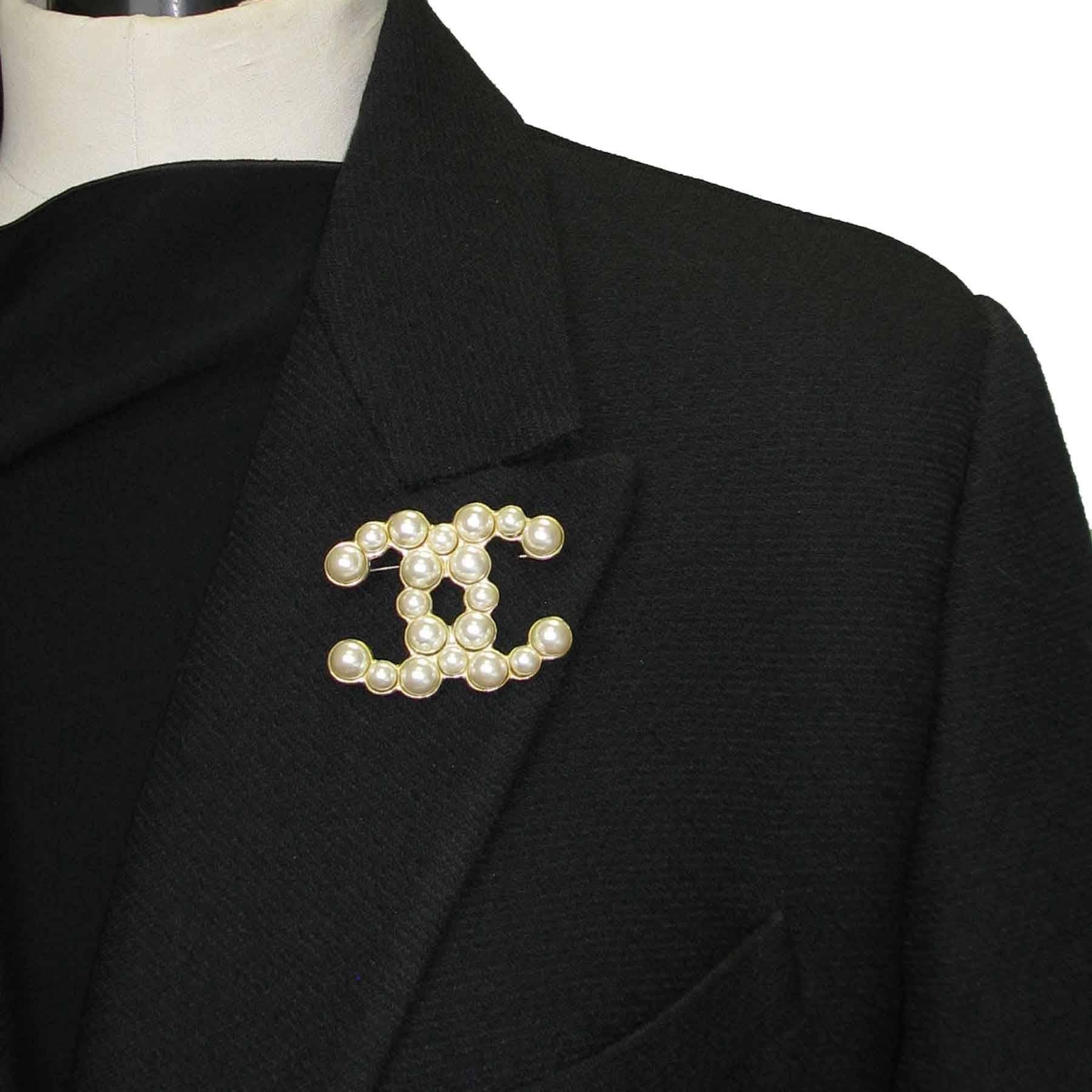 Chanel Gilt Metal and Glass Pearls CC Brooch In New Condition In Paris, FR