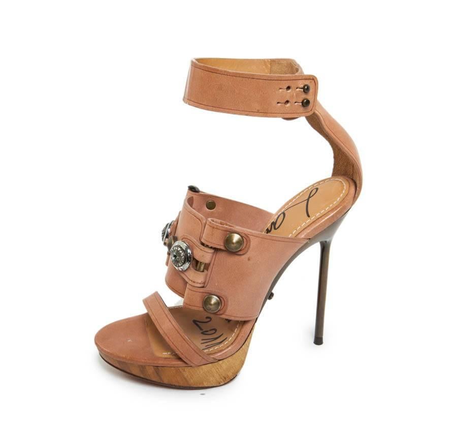 Exceptional vertiginous sandals LANVIN in natural leather and metal inserts on the top, embellished with 2 cabochons of Swarovski crystal.

Snaps closure around the ankle. The heels are made of copper metal.

Collection Summer 2011

They are in