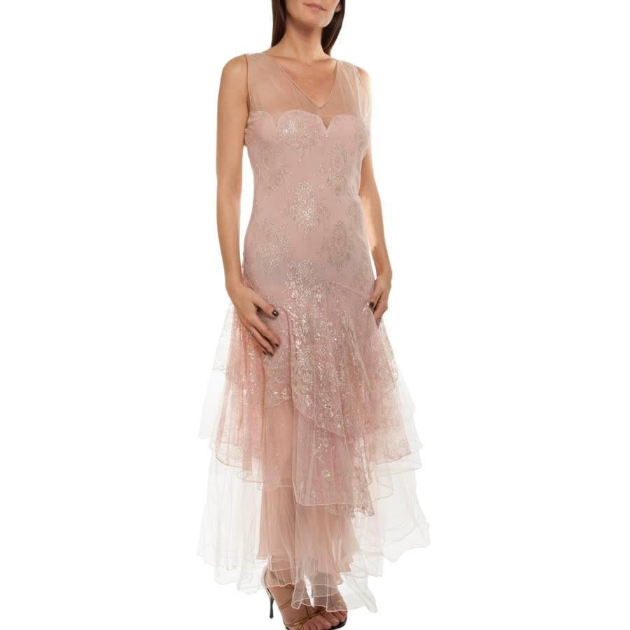 Sublime Christian Dior evening dress by John Galliano, in pale pink transparent tulle, inlaid with gold threads. It closes on the side by 19 buttons. It has 2 wide ruffles under the waist, gypsy spirit lined in pink crepe.
Condition : Very Good.
The