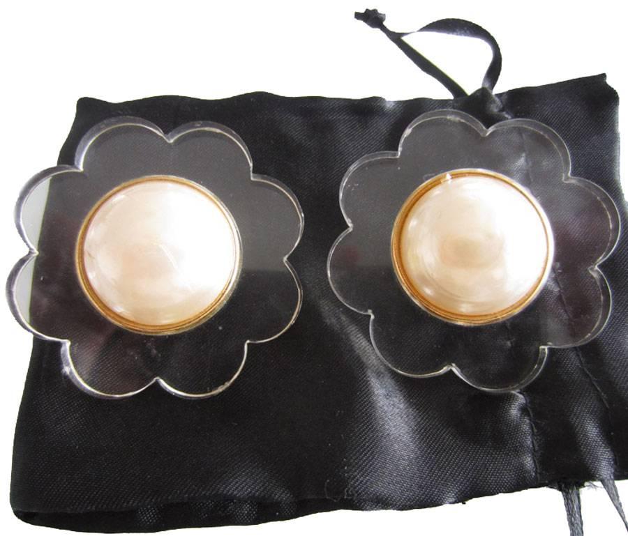 Beautiful Chanel Vintage 'Flowers’ clip on earrings, Collector's model, in plexyglass, molten glass and gilt metal.

Rare piece: transparent plexiglass clips inlaid with a semi-pearl in molton glass enclosed, color : mother of pearl.
Dimensions: 5 x