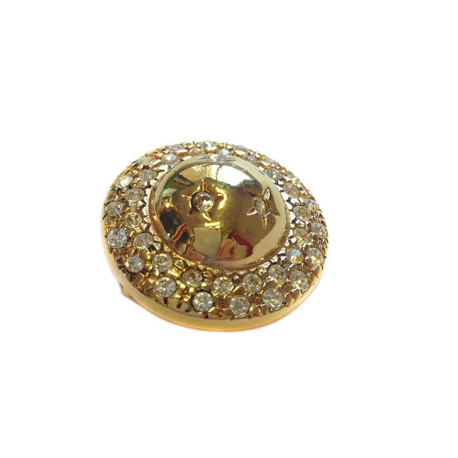 Emblematic pair of vintage CELINE clip-on earring, two half-spheres in gilt metal set with rhinestones. Star pattern on the top of the clip. 
Some micro scratches on the gilt metal of the half-sphere.
Condition : Good Condition
Dimensions: 2.9 cm in