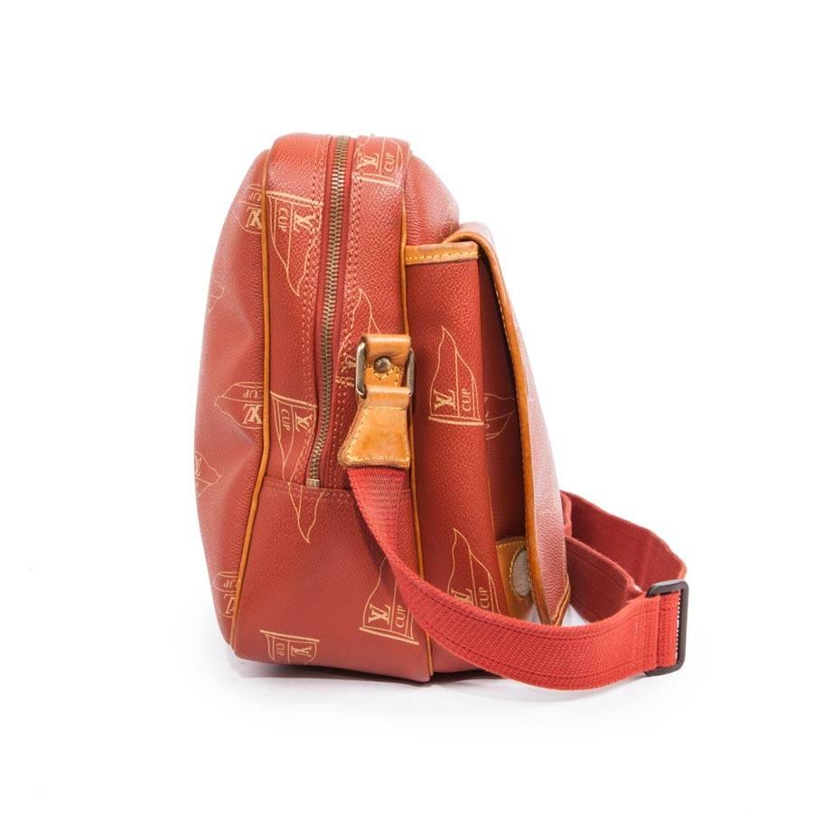 Collector! Louis Vuitton Limited Edition America's Cup 1587 bag in coated canvas and cowhide leather.

It has a large inner zippered pocket and a second outer flap pocket with a zipped inner pocket. Adjustable coral color strap.

Smooth natural