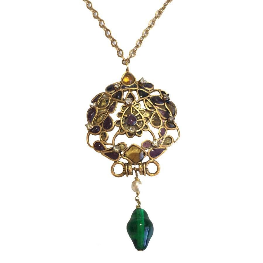 Couture! MARGUERITE DE VALOIS pendant in gilded metal with fine gold, emerald, amethyst and amber molten glass. Fine metal chain decorated with pearls and emerald molten glass.

Handmade by the jewelry craftsmen of Maison Marguerite de Valois.

In