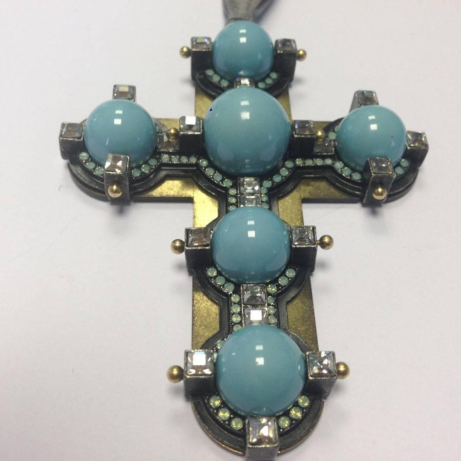 Superb Lanvin cross pendant in pewter and green copper gray adorned with six turquoise stones and swarovski crystal rhinestones. Ribbon attachment in gray cotton. Very trendy. Never worn. Delivered in a nice pouch.

Size:
Cross: height 10,7 cm width