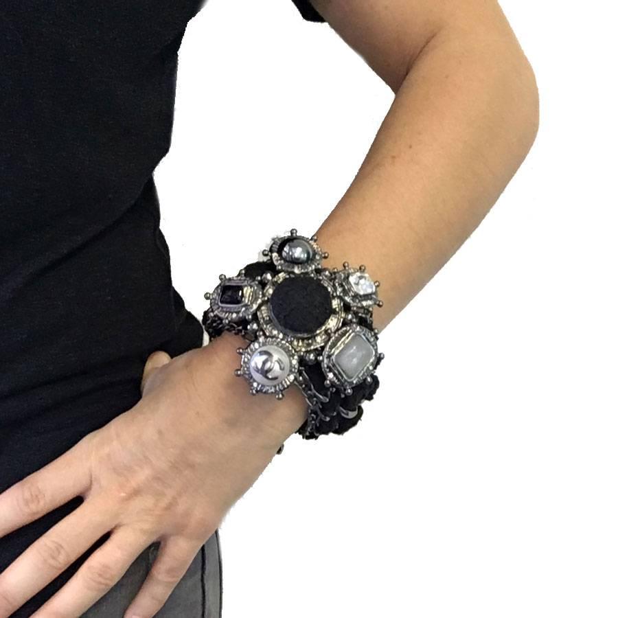 Superb Scottish CHANEL cuff from the Paris-Edinburgh. Crafts Show. In black tweed, pearls, chains and fantasy stones.

Perfect condition.

Dimensions: shortest: 21,5 cm - longest: 24,5 cm - width: 4,6 cm

Delivered in a Valois Vintage Paris pouch.