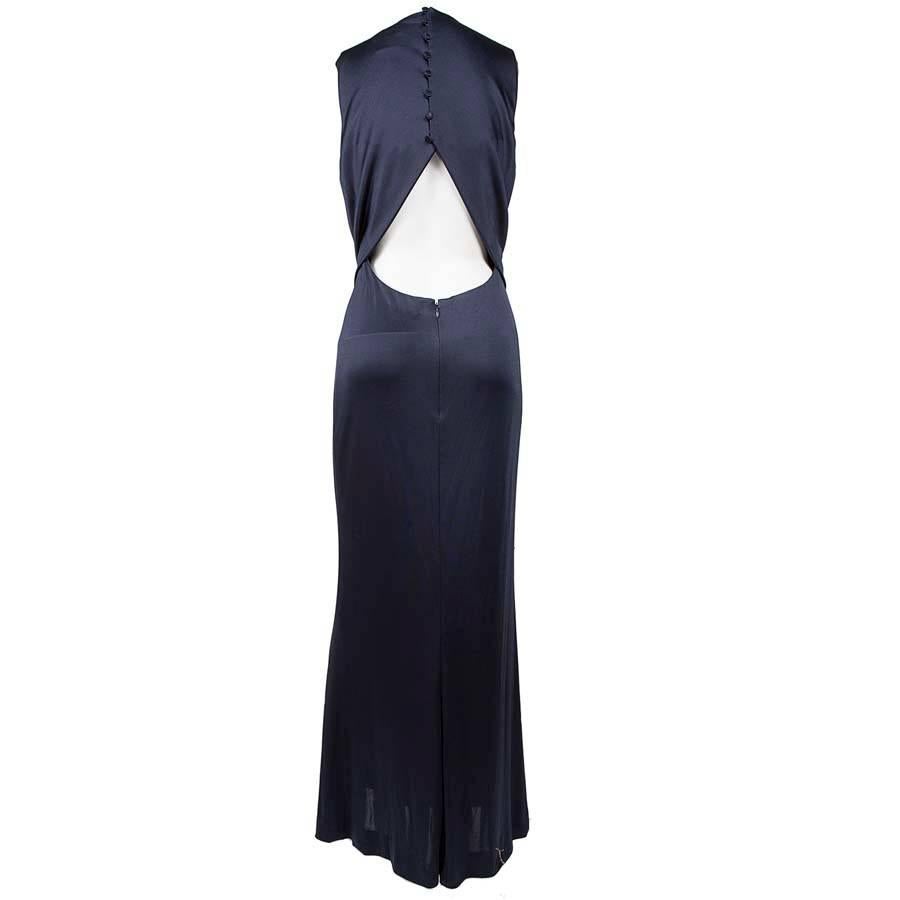 Very elegant Chanel navy blue evening dress, with bare back. 100% polyamide. Size 42 FR;
Spring 1998.
In very good condition (light wear on the front).
Size (flat): chest: 53 cm (extensible), height: 150 cm.
Delivered with a Chanel cover.