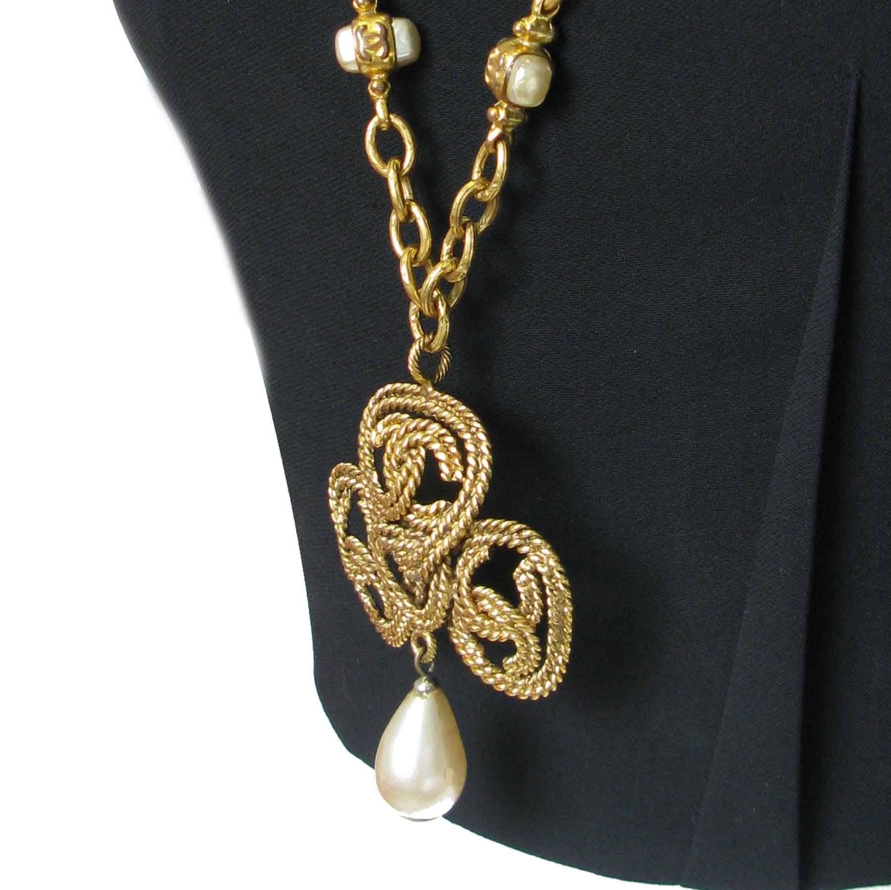 Vintage Chanel Necklace with Gold and Pearls 5