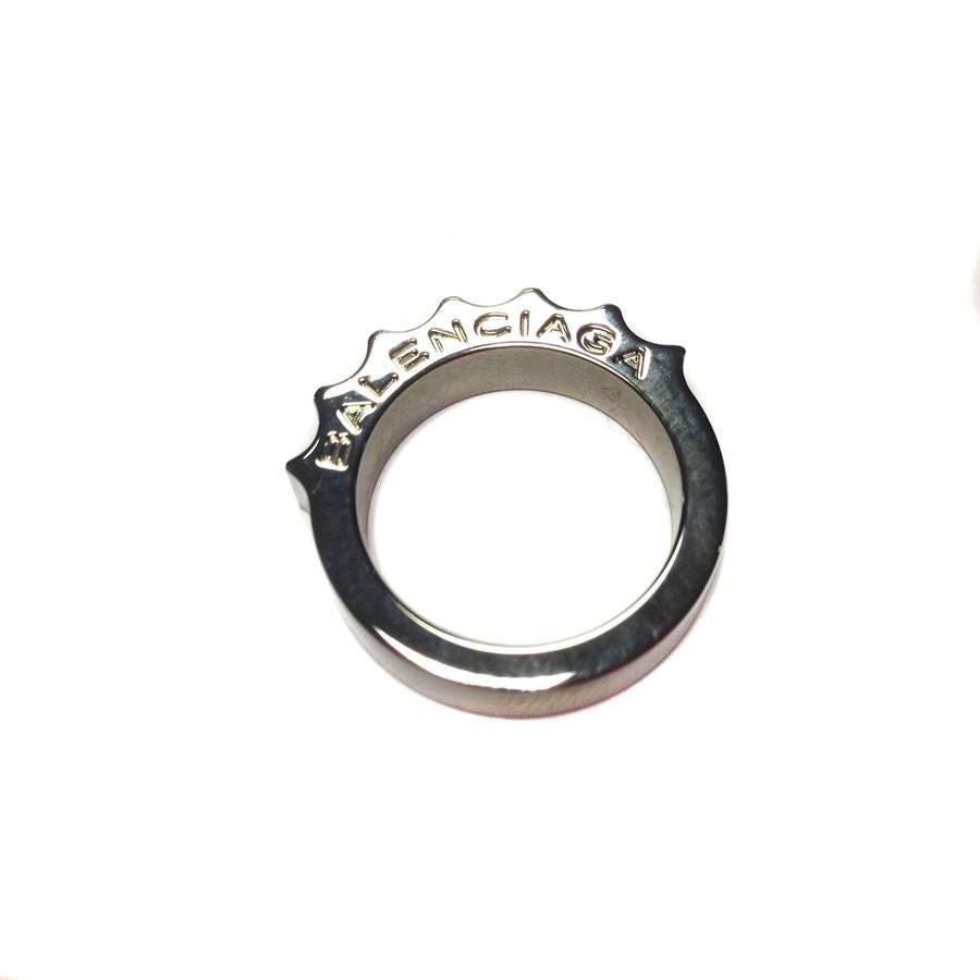 Balenciaga ring, size 54, palladium metal with a dented ring shape.
Balenciaga inscription on the top of the ring.
Excellent condition.
Delivered in a Valois Vintage Paris dustbag.