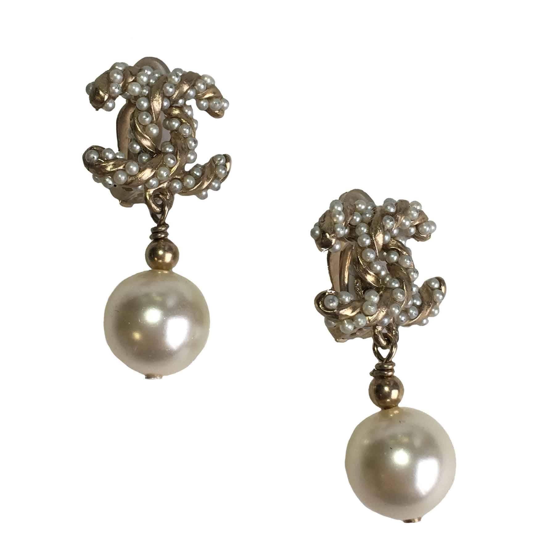 Stunning Chanel CC clip-on earrings in mat gilded metal. CC set with small bead pearls and a pearly pendant.
Fall/Winter 2017 Collection.
Never worn.

Will be delivered in a pouch.
