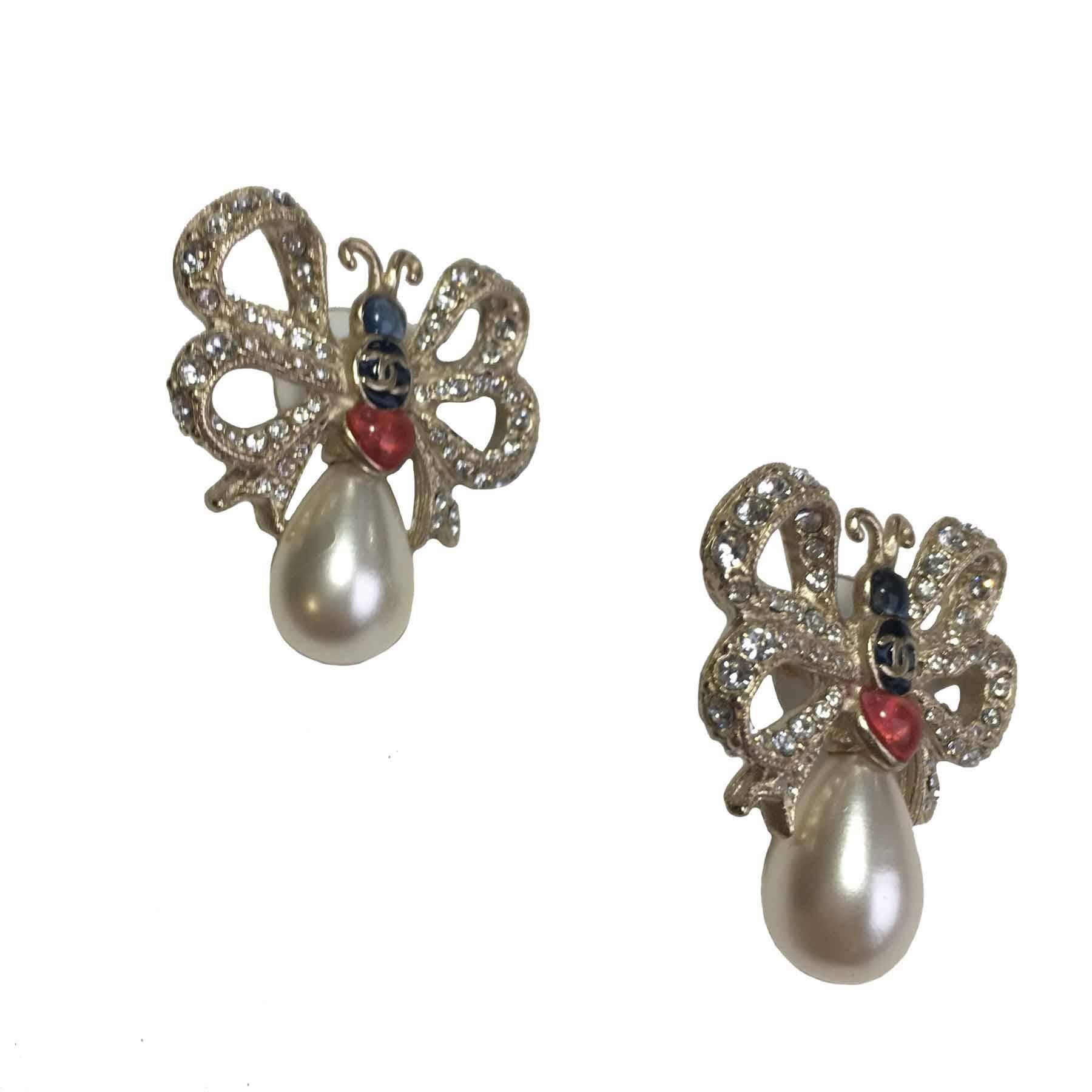 Rare Chanel earrings in the shape of a butterfly adorned with rhinestones and blue and red glass paste, a pear shape glass pearl finishes this magnificent earrings.
From the Fall/winter 2016 collection
Very slight scratch on one of the two