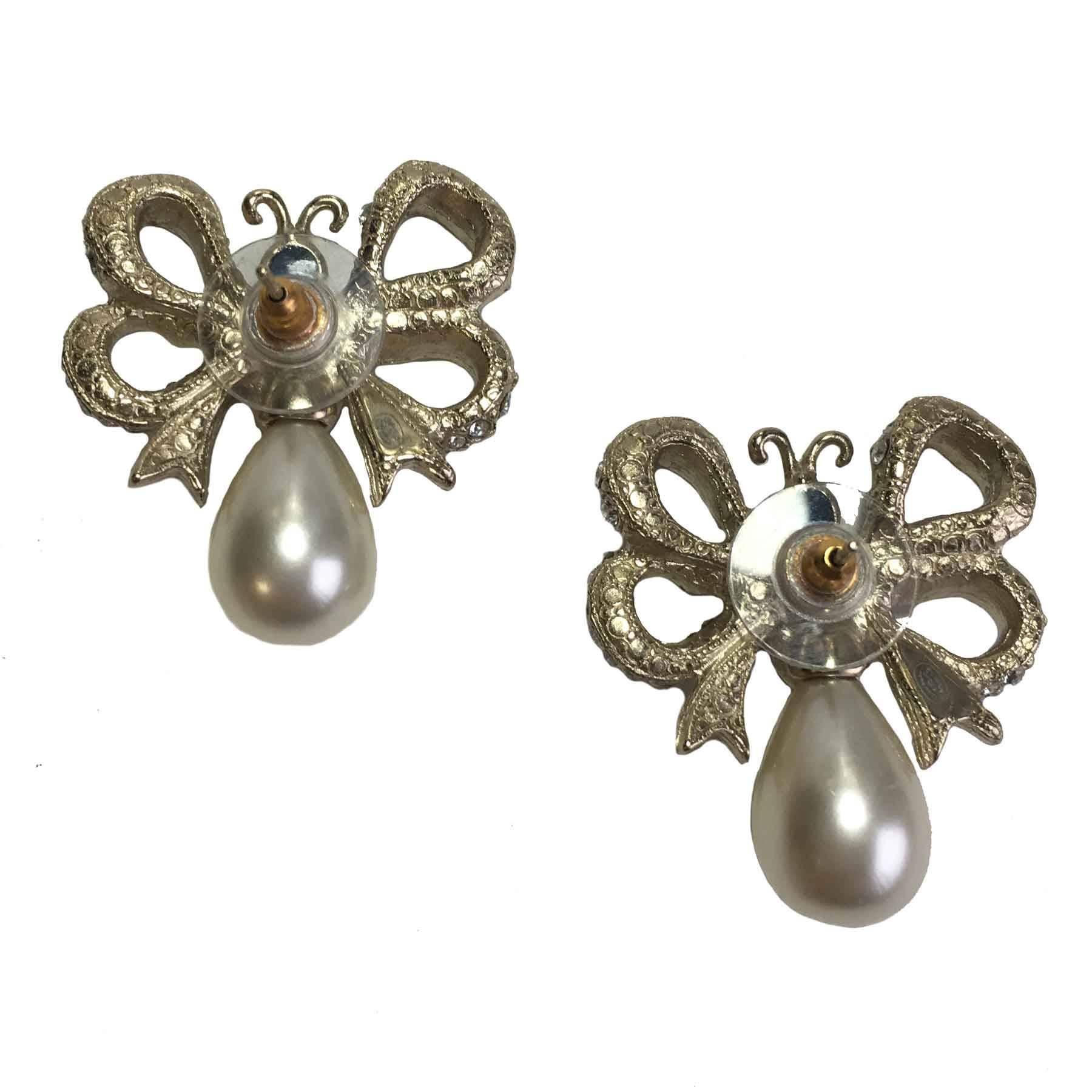Chanel Butterfly Ear Studs AW2016/17 in Gilt Metal, Glass Pearl and Rhinestones In Excellent Condition In Paris, FR