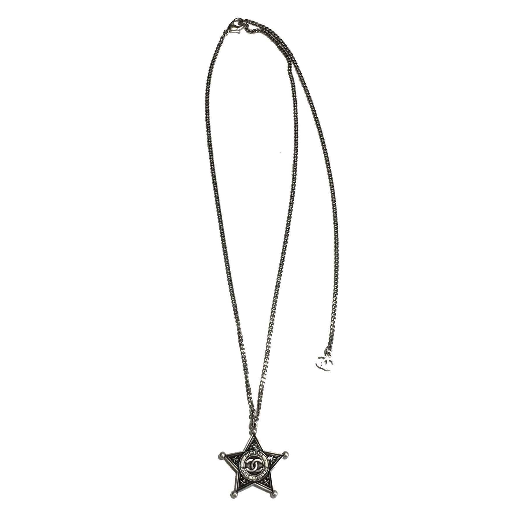 Chanel necklace from the collection of "Paris Dallas" Métiers d'Art collection in silver plated metal. Sterling star pendant.

New condition. Collection Fall / Winter 2014

Dimensions: total length: 61 cm, at the first ring: 42 cm, at the