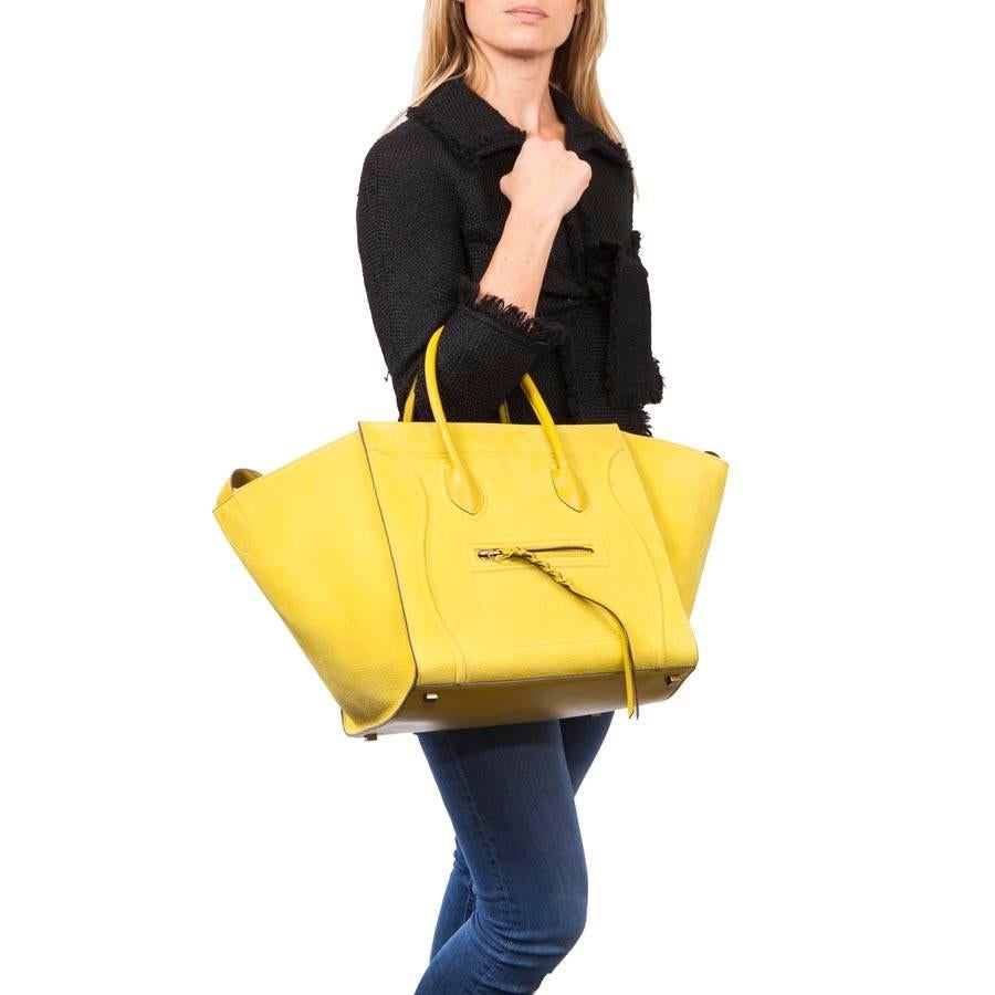 Céline bag, model Phantom Nubuck Chartreuse in anise green calf leather. Medium model.
Gold Jewelery. 
Can be worn by hand using the two handles. The interior is lined with taupe lamb leather and includes a zipped pocket.
Delivered in its Céline