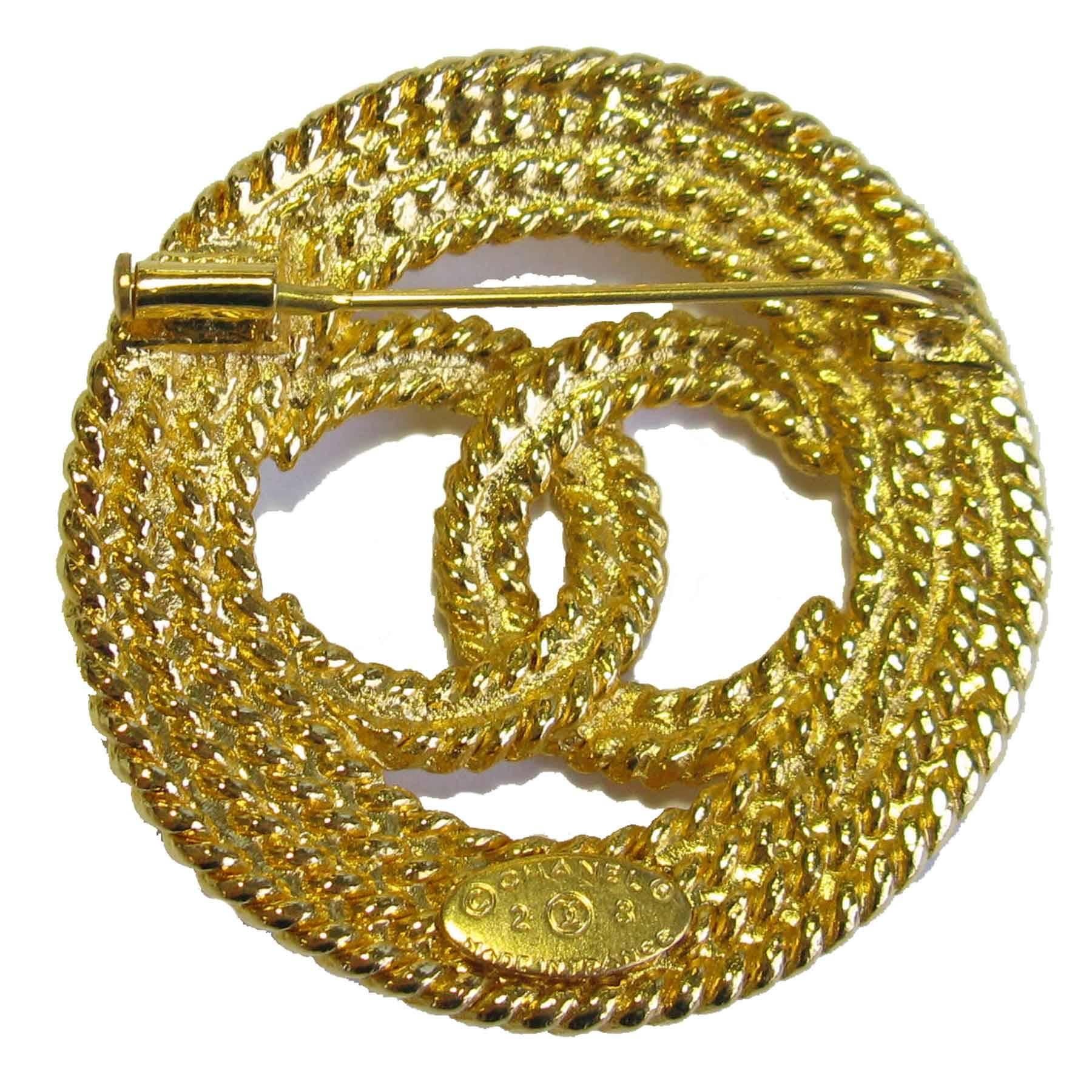 Women's Chanel Vintage Round Brooch in Gilt Metal