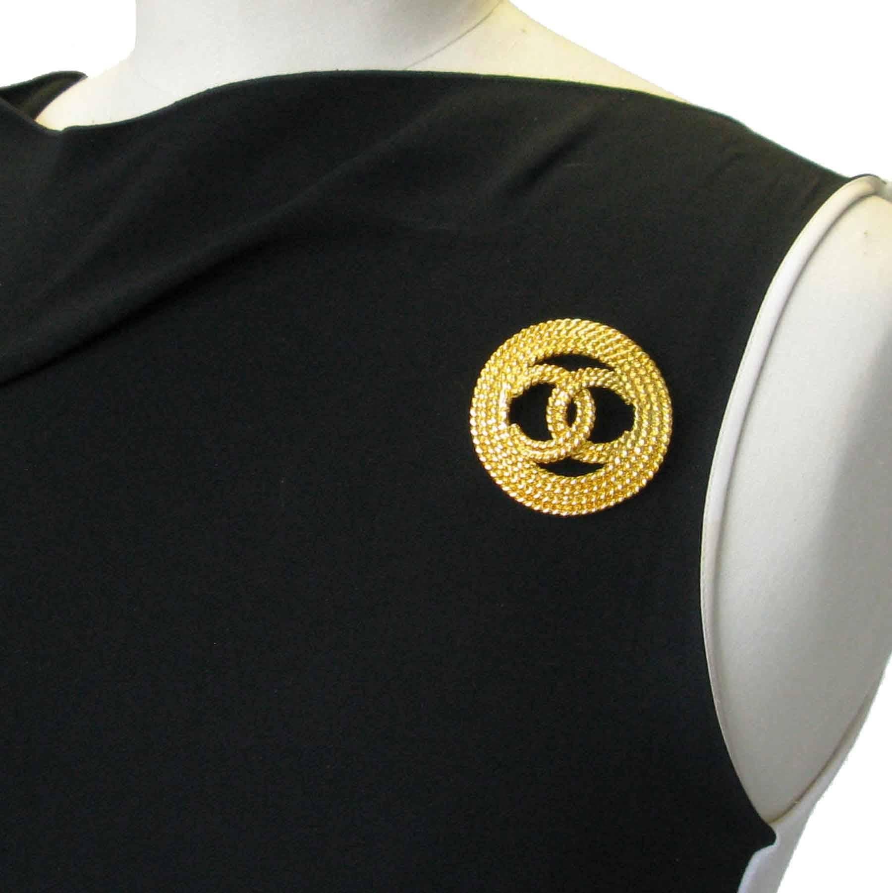 Very beautiful Chanel round brooch, double C in gilt metal. 

Vintage jewelry.

Delivered in a Valois Vintage Paris dustbag.