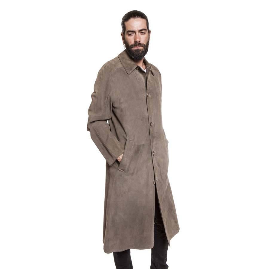 Hermes coat, trench coat style, in taupe reindeer.
The inner lining is made of smooth calfskin. There are 2 deep inner pockets lined in Hermes monogramed satin and closed by an engraved HERMES button.
Outside, 2 outside pockets lined in monogramed