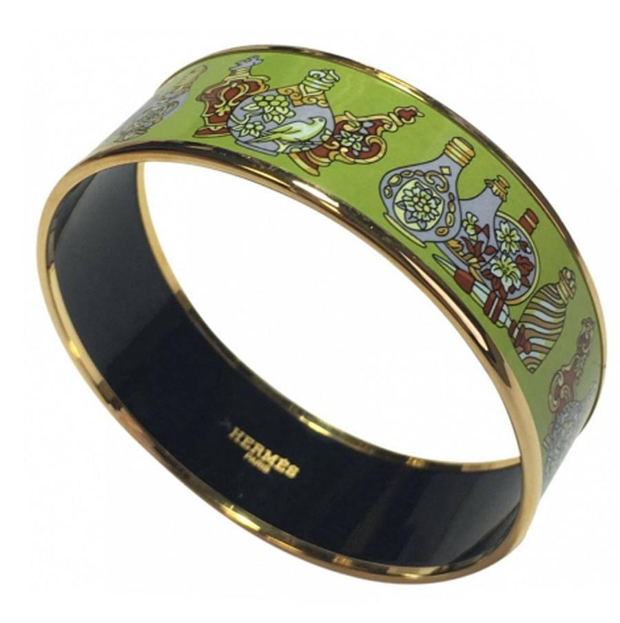 HERMES bracelet in green enamel with a gold plated finish. Pattern: multicolored carafes.

From private sales (X engraved near the brand inside the bracelet).

Inscription Made in France + M. micro-scratches on the whole of the veneer.

Wrist size: