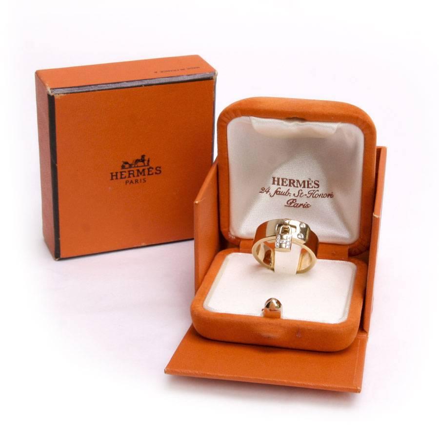 Mythical and Collector !! Hermes Kelly ring, size 56 in 18 carat yellow gold, with a padlock measuring 1 cm, set with 16 diamonds.
It has been worn and has micro scratches (easy to remove with proper polishing).
It will be delivered in its case and