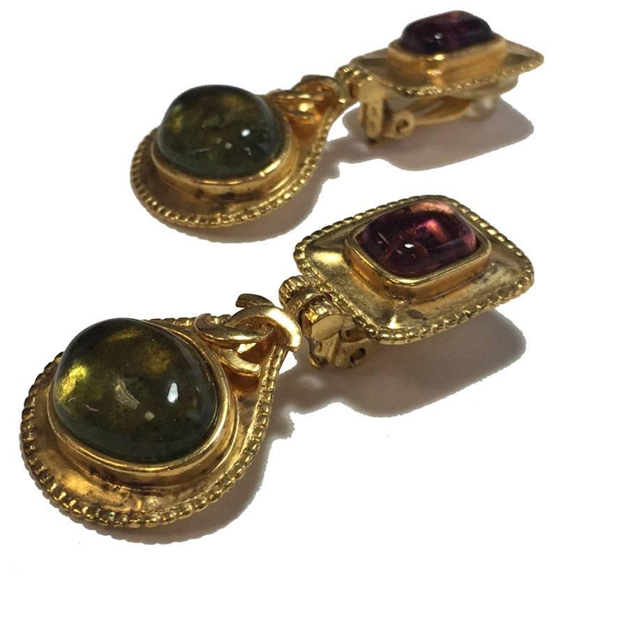 Couture! Chanel Clip-on Earrings in gilt metal and semi precious stones green amber and pink

Vintage jewelry. 

Delivered in a pochon Valois Vintage Paris

This is an adornment and we present here the matching cuff and collar (see our other ads),