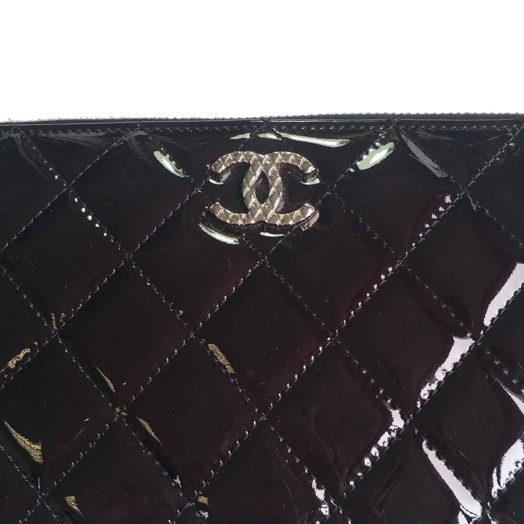 CHANEL Zipped Wallet in Quilted Black Patent Leather In New Condition In Paris, FR