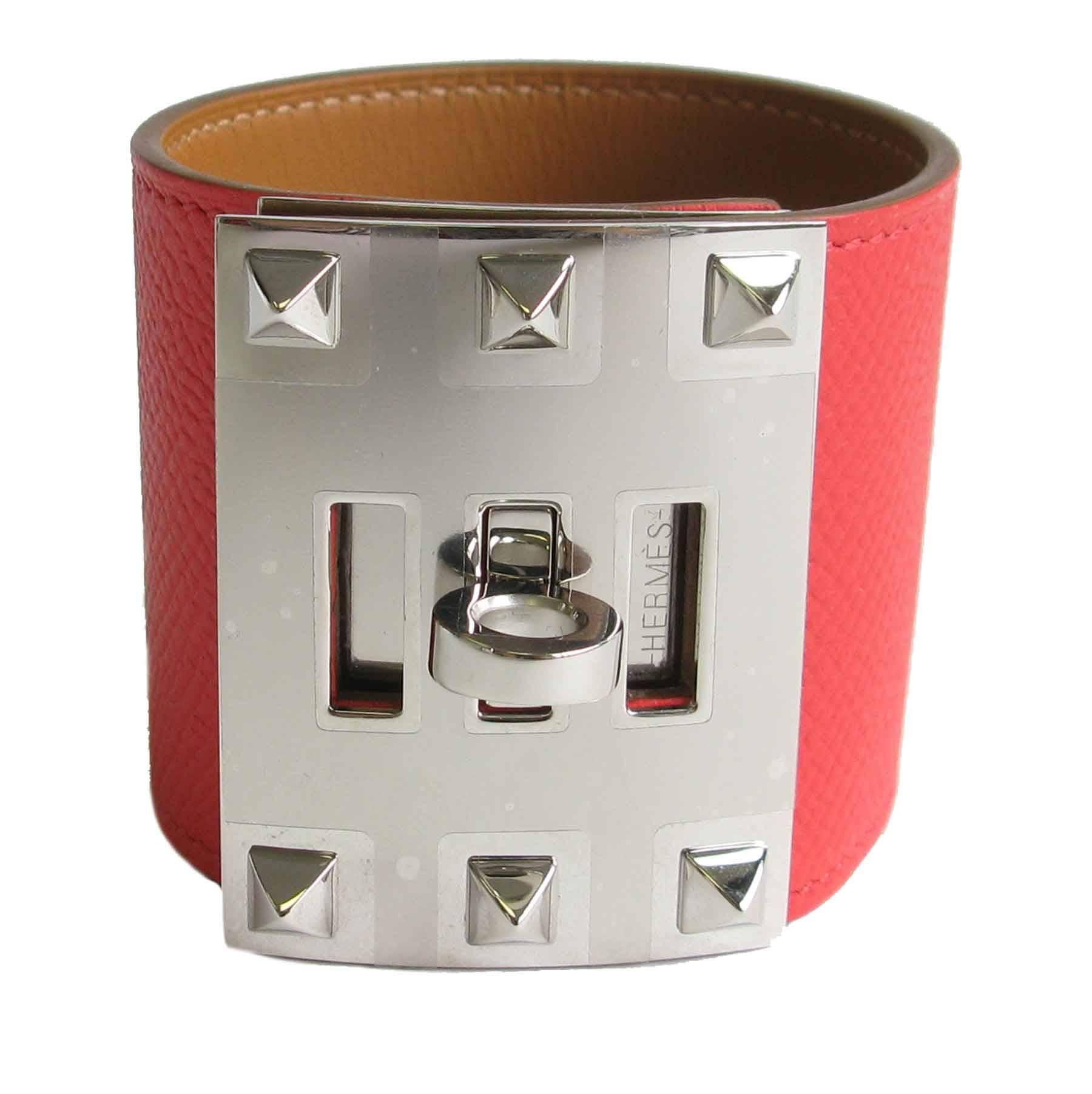 Hermes cuff 'Extreme' in epsom calfskin, color : pink Jaïpur,  palladium plated hardware.

Letter T (year 2015), S of private sales. Size S

Dimensions : length from 17 to 19 cm

Delivered in a pochon Valois Vintage Paris