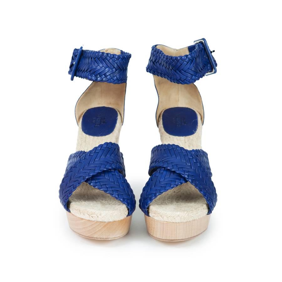 Beautiful pair of 'Cordoba' Hermès wedge sandals. Wooden sole. Braided leather straps and blue smooth leather. Rope sole. 

Front platform height: 2.5 cm, rear platform height: 9 cm, inner sole length: 25 cm

Will be delivered in their box and