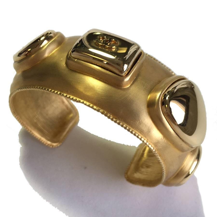 Vintage CHANEL Bracelet in Gilt Metal 3