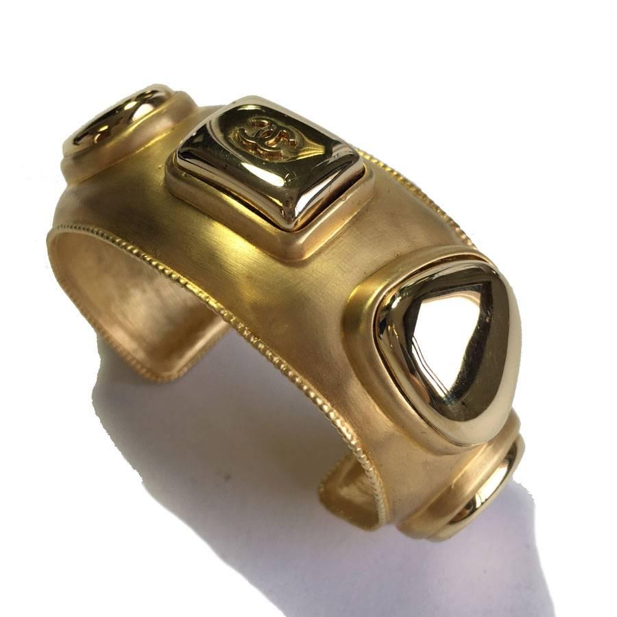 Very beautiful Chanel bracelet in  gilt and matt metal.

Vintage cuff. 

A small CC is on the center piece of the bracelet.

Dimensions: Wrist circumference: 21 cm 

Delivered in its pouch Chanel