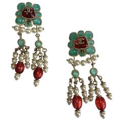CHANEL Clip-on Earrings Pendant in Gilt metal, Glass Pearls and Glass Paste