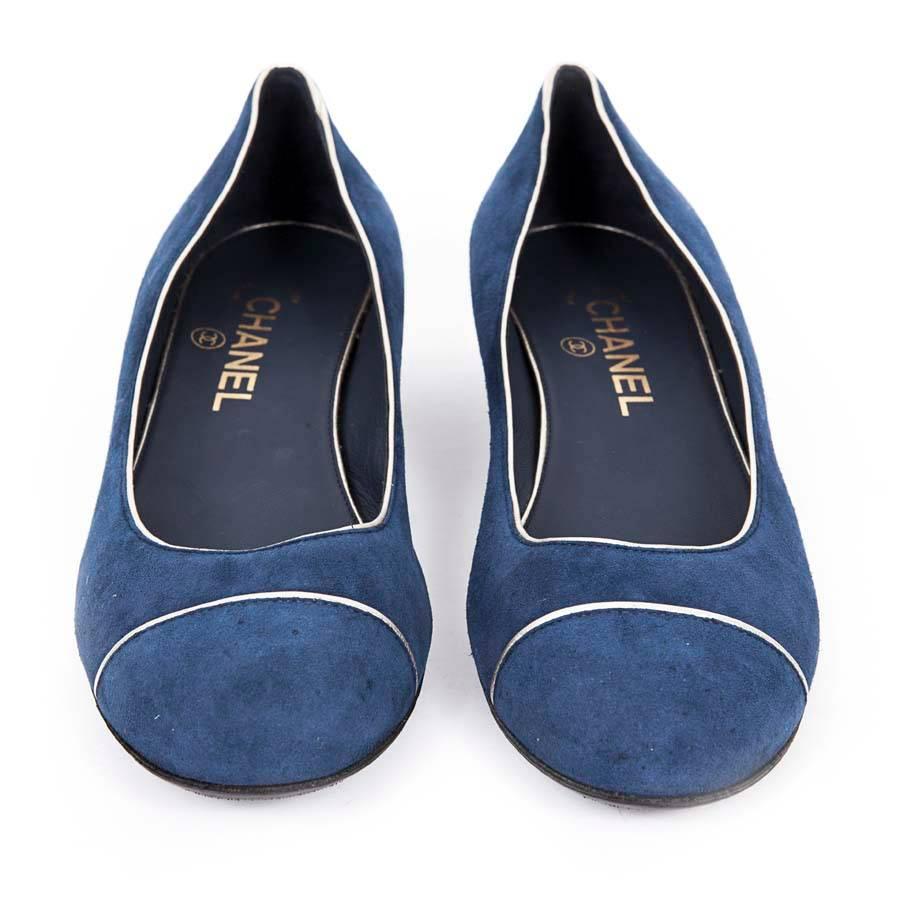 Chanel Ballerinas in blue suede. 
Silver borders. 
The heel has a coppery metal effect

Heel height: 2.5 cm, inner sole length: 25 cm

Will be delivered in a box of another brand