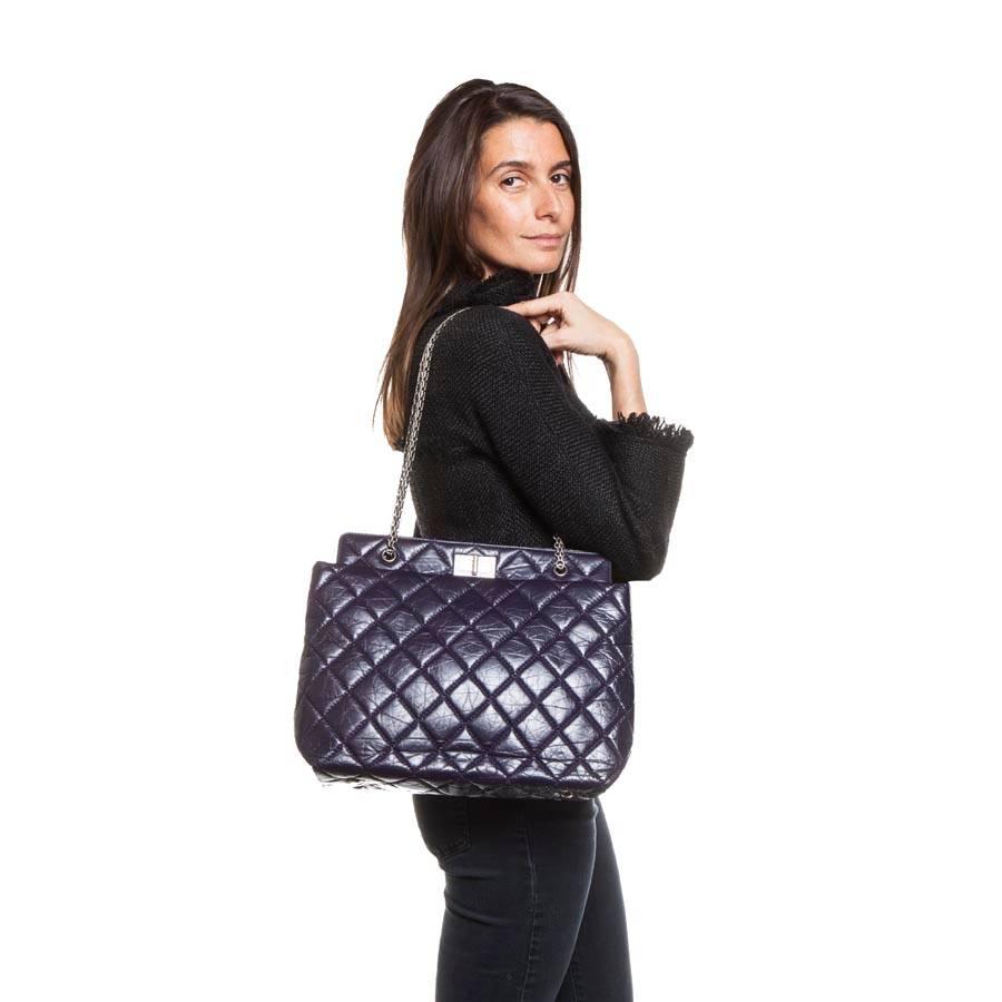 Chanel bag in quilted purple leather. Aged silver metal hardware. Clasp model 2.55. 
Hologram: 1719 .... no authenticity card. 
The interior is in black fabric with a large storage space a zipped pocket and 2 smaller pockets, separated by a central