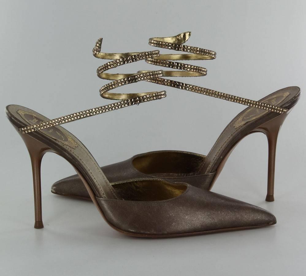 Exceptional pair of René Caovilla stilettos in smooth golden bronze leather. The ankle is surrounded by a swarovski rhinestone snake. 

They measure: 27 cm and the width of the outer sole (in natural leather): 8 cm - Heel height: 11 cm

They will be