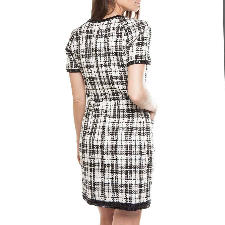 Women's Iconic Chanel Dress Size 38FR in Bicolor Tweed