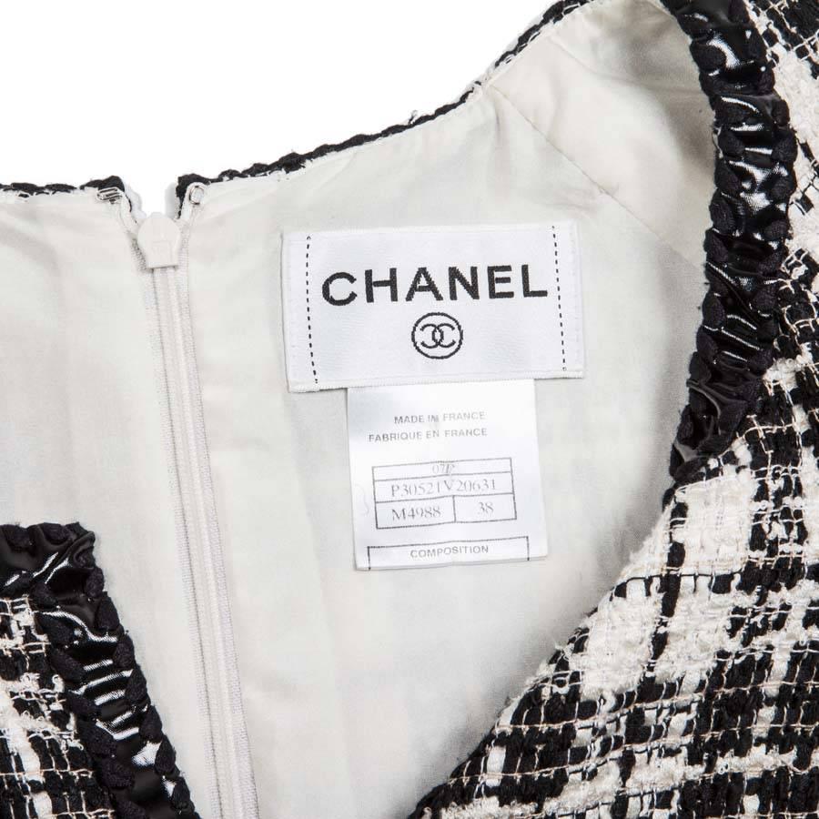 Iconic Chanel Dress Size 38FR in Bicolor Tweed 5