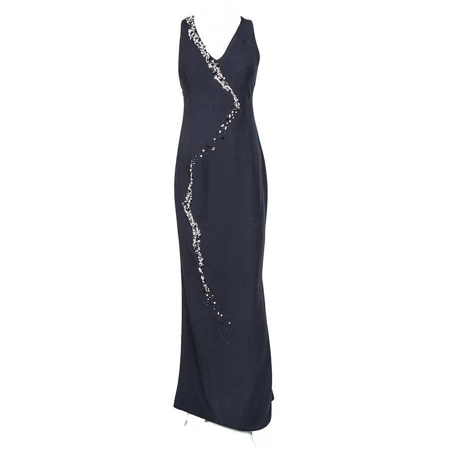 Scherrer evening dress in black crepe.

On the whole length there is a cascade of Swarovski rhinestones and black pearls. The lining is made of black silk.

Dimensions flat: under the chest: 41 cm