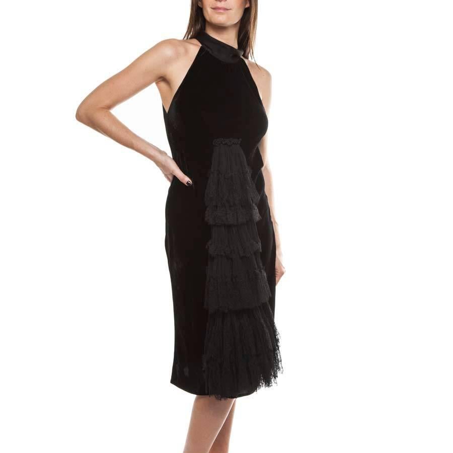 Exceptional JEAN PAUL GAULTIER cocktail / evening dress  in black silk velvet, American armhole with a long collar in chiffon and lace Chantilly is knotted in the back.

From the waist there is a gradient of chiffon flounces and Chantilly lace.

It